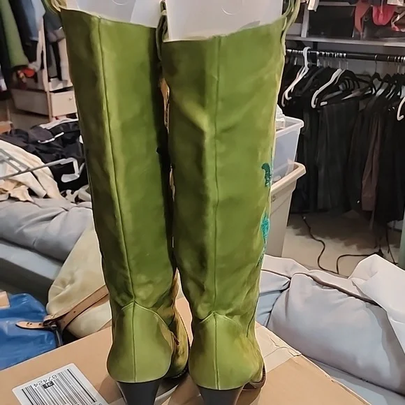 Vince Camuto - Picture 4 of 6